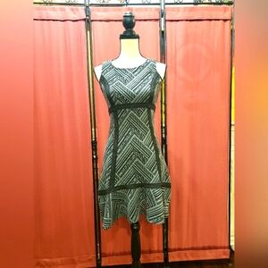 Tabitha black & gray pattern form fitted dress classy and elegant Size 2 xs sm